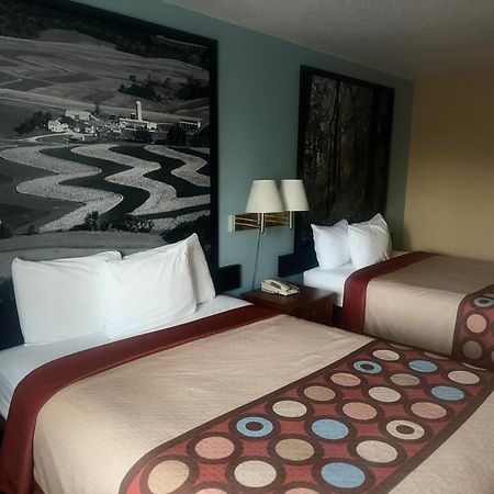 Super 8 by Wyndham Sparta Bagian luar foto