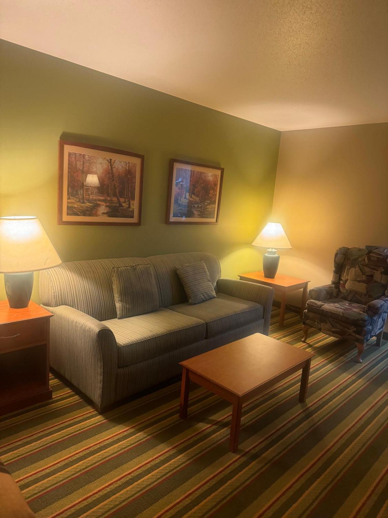 Super 8 by Wyndham Sparta Bagian luar foto