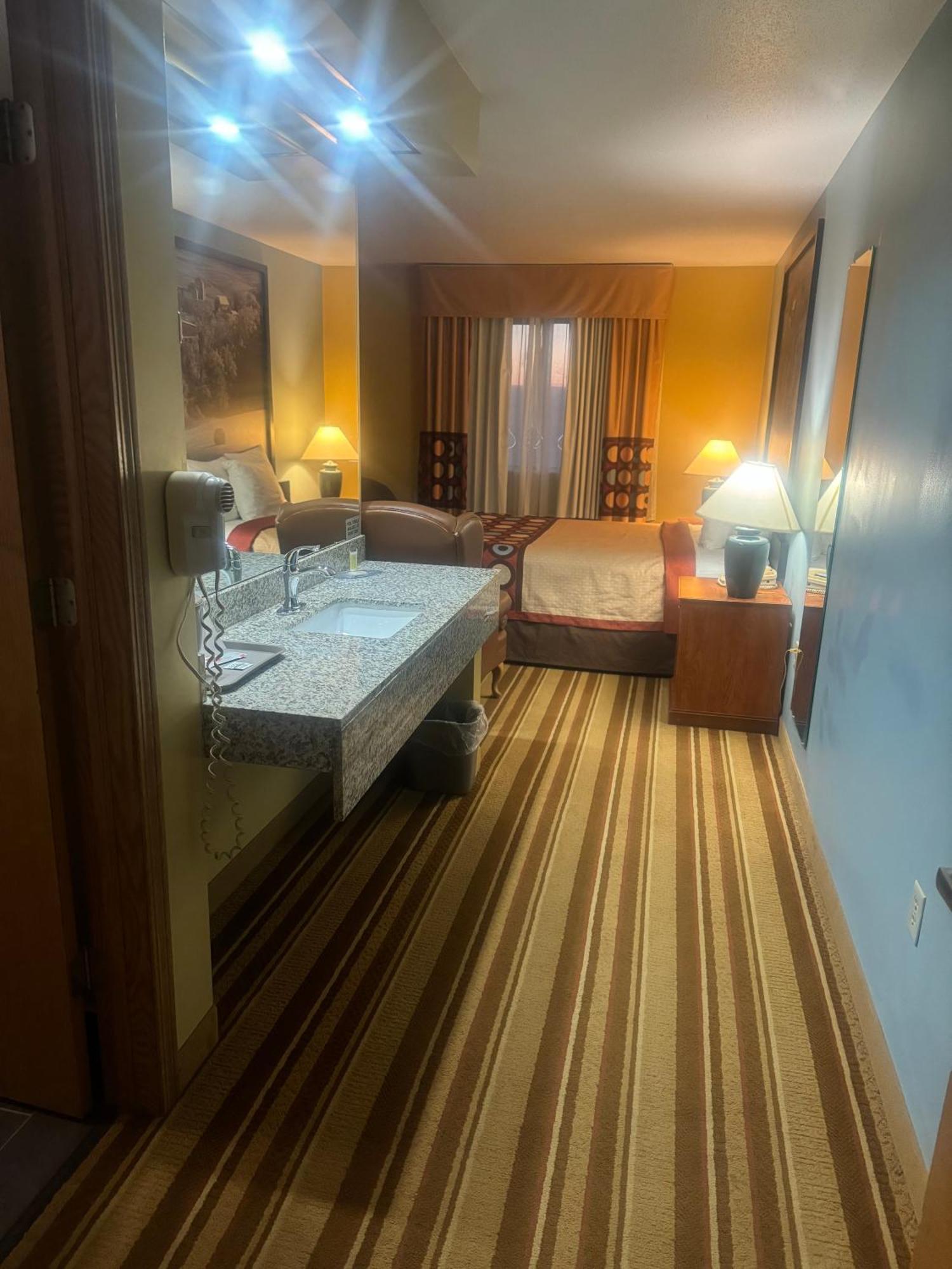 Super 8 by Wyndham Sparta Bagian luar foto